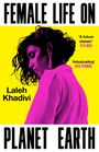 „FEMALE LIFE ON PLANET EARTH“. Zitate: „A future classic“ – Seth Insua, „Intoxicating“ – Katie Kitamura. Laleh Khadivi. Eine Frau seitlich in Magenta auf Gelb.
