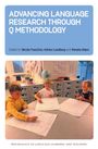 Der Titel lautet "ADVANCING LANGUAGE RESEARCH THROUGH Q METHODOLOGY". Drei Kinder arbeiten an Schreibtischen.