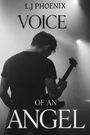 Text: "L.J Phoenix, Voice of an Angel".  
Beschreibung: Eine Person spielt Gitarre im Scheinwerferlicht.