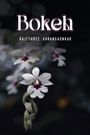 Text: "Bokeh" und "RAJESHREE VARANGAONKAR". Weiße Blumen vor dunklem Hintergrund, unscharfer Effekt.