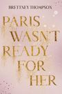 Text: "PARIS WASN'T READY FOR HER" und "BRETTNEY THOMPSON". Goldene Buchstaben auf rosa Hintergrund mit Glitzereffekt.
