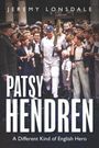 "Patsy Hendren" und "A Different Kind of English Hero" darunter. Ein Cricketspieler umgeben von Fans und einem Polizisten.