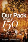 „Our Pack, Wolves at 150“ steht groß geschrieben. Darunter sind Fans in einem Stadion, viele in orangefarbenen Trikots.