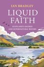 „Ian Bradley: Liquid Faith. Scotland’s Sacred and Supernatural Waters.“ Bunte Landschaft mit See, Berge im Hintergrund.