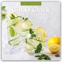„2027 Calendar: Gin O'Clock“. Gläser mit Gurken, Minze, Zitrone und Eis. Zwei Zitronen daneben.
