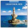 2027 Calendar, Lighthouses. Ein Leuchtturm steht auf einem Felsen im Meer unter blauem Himmel mit wenigen Wolken.