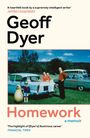 "Homework - a memoir" von Geoff Dyer. Oben ein Foto: Drei Personen neben alten Autos auf einer Wiese.