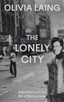„OLIVIA LAING. THE LONELY CITY. Adventures in the Art of Being Alone.“ Schwarz-weißes Stadtbild mit Person im Vordergrund.