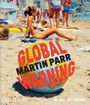 "GLOBAL WARNING MARTIN PARR" auf einem Globus. Menschen sonnen sich am Strand.