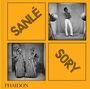 Text: „SANLÉ SORY“. Zwei Schwarz-Weiß-Fotos, oben Mann mit freiem Oberkörper, unten zwei Frauen in gestreiften Kleidern.