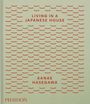 Text: "LIVING IN A JAPANESE HOUSE" und "KANAE HASEGAWA". Rote Muster auf blassem Hintergrund, schlichtes Design.