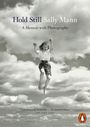 „Hold Still“ Sally Mann, „A Memoir with Photographs“. Im Himmel ein springendes Kind, Zitat: „Uncommonly beautiful…“