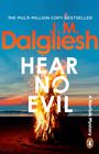 Text: "THE MULTI-MILLION COPY BESTSELLER", "J.M. Dalgliesh", "HEAR NO EVIL", "A Norfolk Mystery". Ein Lagerfeuer am Strand bei Sonnenuntergang.