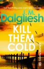 „THE MULTI-MILLION COPY BESTSELLER, J.M. Dalgliesh, KILL THEM COLD, A Norfolk Mystery“. Sonnenuntergang über Steg.