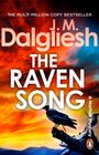Oben steht: "THE MULTI-MILLION COPY BESTSELLER", darunter "J.M. Dalgliesh", "THE RAVEN SONG". Vordergrund: Rabe auf Ast, Hintergrund: dramatischer Himmel.