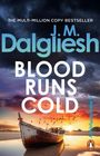 „Blood Runs Cold“, „J.M. Dalgliesh“, „A Norfolk Mystery“. Ein Boot am Strand bei Sonnenuntergang, Vögel im Himmel.