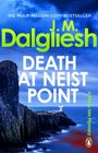 "J.M. Dalgliesh: Death at Neist Point." Steile Klippen am Meer bei Dämmerung, ein Leuchtturm leuchtet am Horizont.