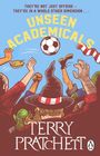 „They’re not just offside - they’re in a whole other dimension... UNSEEN ACADEMICALS, TERRY PRATCHETT.“ Illustration: Fußballspiel, Zauberhut.