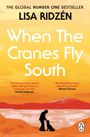 Der Text zeigt den Titel "When The Cranes Fly South" von Lisa Ridzén. Eine Silhouette zeigt eine Person mit Hund vor einem See bei Sonnenuntergang.