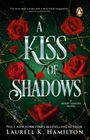 Text: "A Kiss of Shadows", "A Merry Gentry Novel", "Laurell K. Hamilton". Rote Rosen mit Dornen auf grünem Hintergrund, Spinnweben.