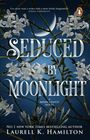 „Seduced by Moonlight“, Zitat von Diana Gabaldon, Mond und weiße Blüten vor blauem Himmel.
