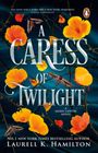 „A Caress of Twilight“ von Laurell K. Hamilton. Blüten und Motten auf dunklem Hintergrund.