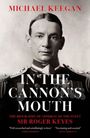 „IN THE CANNON'S MOUTH“ von Michael Keegan. Schwarz-weißes Porträt eines Offiziers in Uniform.