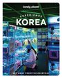 „EXPERIENCE KOREA“, leuchtende Automaten in einem neonbeleuchteten Raum, Menschen bedienen sie.