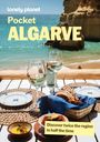 "lonely planet Pocket ALGARVE" und "Discover twice the region in half the time." Strand, zwei Weingläser, gedeckter Tisch.