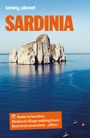 SARDINIA, Guide to beaches, Medieval village walking tours, Best boat excursions. Küste mit Felsen im blauen Meer.