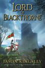 "Lord of Blackthorne" und "Jason Kingsley" stehen über einem Ritter, auf einem Pferd, vor einer großen Burg.