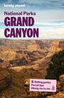 "National Parks GRAND CANYON" steht in großen Buchstaben. Darunter ein Canyon mit Bäumen und rotem Gestein.