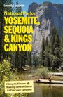 Text in großen gelben Buchstaben: "YOSEMITE, SEQUOIA & KINGS CANYON". darunter Natur mit Bäumen und Fluss.