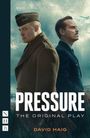 "Now a Major Motion Picture", "PRESSURE", "THE ORIGINAL PLAY", "DAVID HAIG". Zwei Männer in Uniformen stehen Rücken an Rücken.
