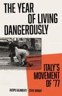 "The Year of Living Dangerously" oben, "Italy's Movement of '77" rechts unten. Schwarz-weißes Foto von zwei Männern auf der Straße.
