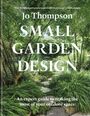 "Jo Thompson SMALL GARDEN DESIGN. An expert guide to making the most of your outdoor space." Ein grüner, üppiger Gartenweg.