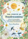 „THE POWER OF Daydreaming“ von Sara Haydon, umgeben von Blumen, einem lächelnden Mond und fliegenden Vögeln.
