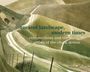 Text: "ancient landscape, modern times. eric ravilious and the artists of the chalk downs." Illustration von Hügeln und Wegen.