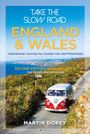 "TAKE THE SLOW ROAD ENGLAND & WALES" steht groß. Bild zeigt einen VW-Bus auf Küstenstraße. Autor: Martin Dorey.