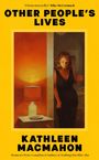 Text: „OTHER PEOPLE’S LIVES“, „KATHLEEN MACMAHON“. Eine Frau in einem schwarzen Kleid steht bei einer leuchtenden Lampe.