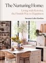 "The Nurturing Home: Living with Kotoisa, the Finnish Way to Happiness" von Susanna Laiho Hawkins. Moderne Küche mit Pflanzen.