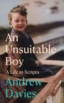 "An Unsuitable Boy: A Life in Scripts" von Andrew Davies; lächelnder Junge in einem Anzug sitzt draußen.