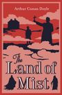 "Arthur Conan Doyle", "The Land of Mist". Zwei Silhouetten und ein Haus in nebliger Landschaft, eine Person hält ein Kreuz.
