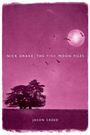 Nick Drake | The Pink Moon Files. Jason Creed. Eine lila Landschaft mit Baum und Vollmond. Vögel fliegen am Himmel.