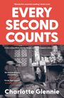 "EVERY SECOND COUNTS" in großen Buchstaben. Frau sitzt vor Vasenladen. Fahrradfahrer zieht vorbei.