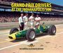 Text: "GRAND PRIX DRIVERS AT THE INDIANAPOLIS 500 - THE OFFICIAL ILLUSTRATED HISTORY". Ein Rennwagen mit fünf Personen außen.