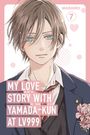 Text: "MY LOVE STORY WITH YAMADA-KUN AT LV999", "MASHIRO", "7". Illustration eines jungen Mannes in Anzug mit Blumen.