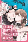 Text: "MY LOVE STORY WITH YAMADA-KUN AT LV999". Illustration: Zwei Personen eng aneinander, eine trägt Kopfhörer.