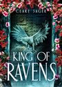 Titel: "KING OF RAVENS"; Autor: "CLARE SAGER". Illustration eines Rabens vor einem verzierten Portal mit bunten Blumenranken.