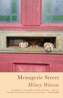 "Menagerie Street", Hilary Watson. Katze schaut durch Türklappe aus Holz in Rot- und Grüntönen.